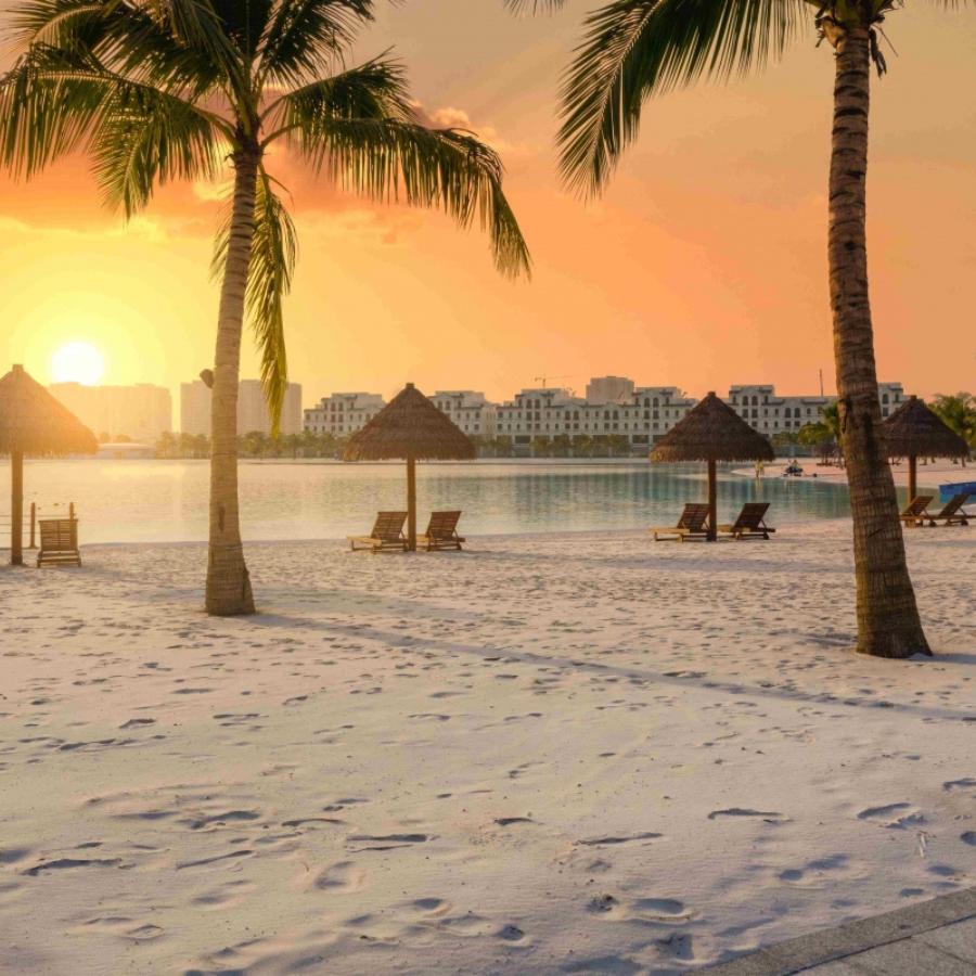 Rơm Nhân Tạo Lợp Mái Chuẩn Resort – Bền Đẹp Tới 15 Năm Ngoài Trời 1 Rơm nhân tạo lợp mái chòi dọc bãi biển hoàng hôn