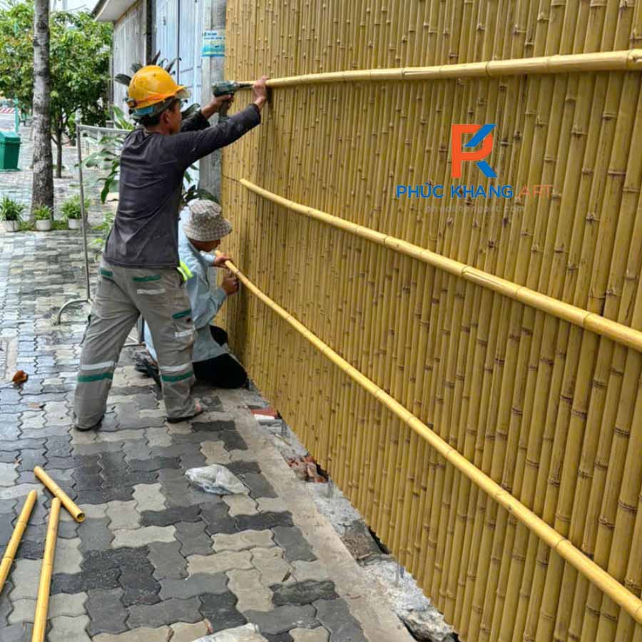 2 Phương Án Thi Công Tấm Tre Nhân Tạo Phổ Biến Hiện Nay 8 Vách tre nhân tạo ngoài trời