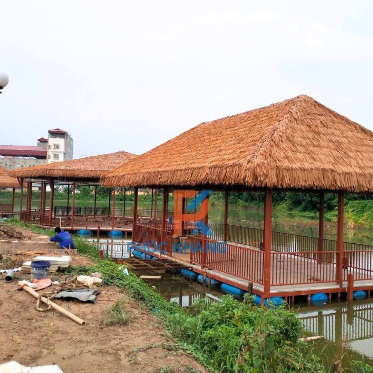 Giải Pháp Lợp Mái Lá Nhân Tạo Trên Mái Tôn – Ứng Dụng Thực Tế Tại Học Viện Nông Nghiệp 2025 7 Một góc nhìn tổng thể các căn nhà bê nổi sau khi được lợp mái bằng rơm nhân tạo.