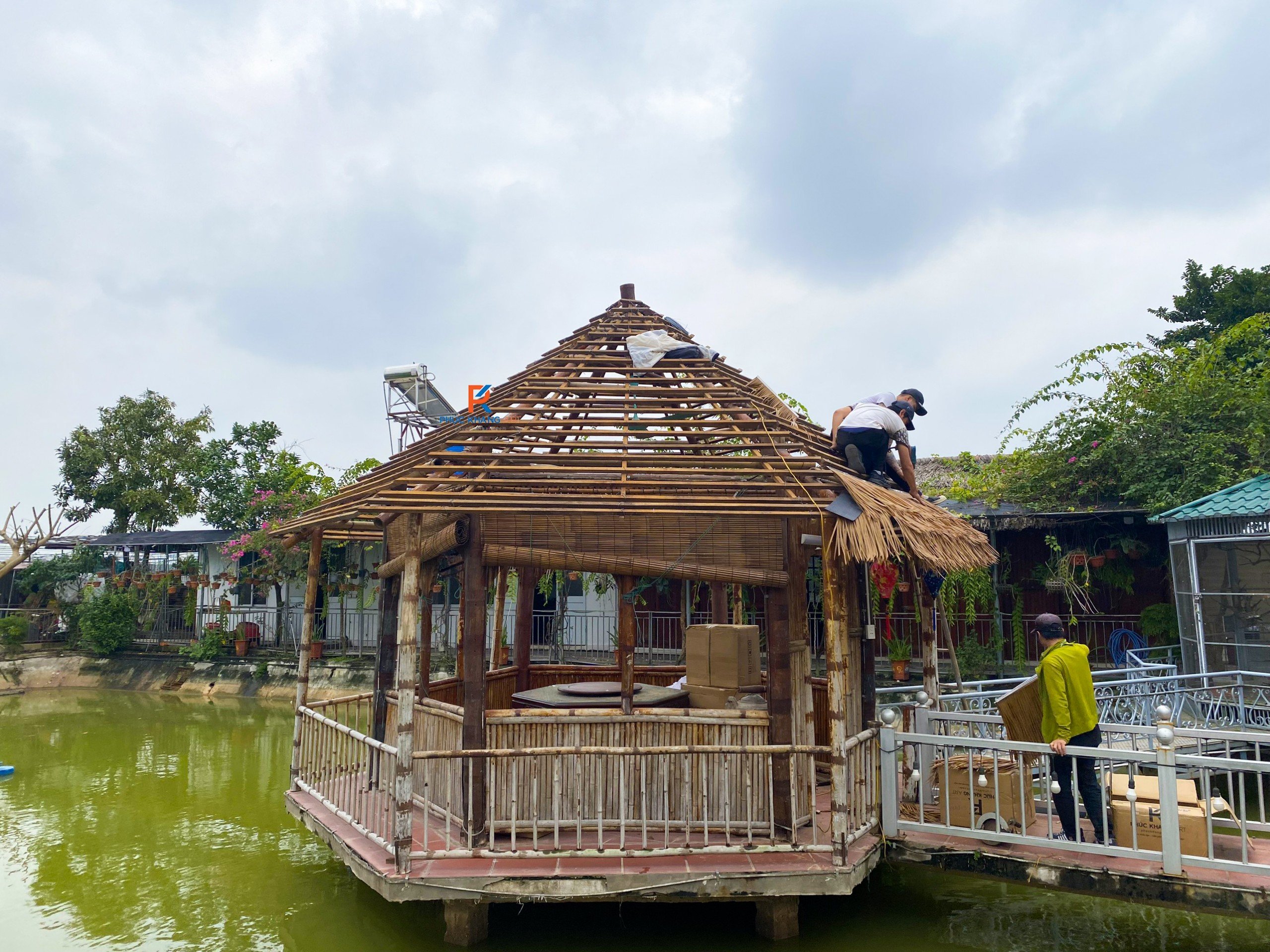 Chòi Rơm Nhân Tạo – Xu Hướng Thiết Kế Độc Đáo Năm 2025 2 Chòi rơm nhân tạo là mô hình mái chòi sử dụng rơm nhân tạo – một loại vật liệu được làm từ nhựa tổng hợp hoặc sợi tổng hợp cao cấp, có khả năng mô phỏng hoàn hảo vẻ ngoài của rơm thật. Chòi rơm thường được dựng bằng khung thép, gỗ hoặc tre, phù hợp với phong cách kiến trúc mộc mạc, dân dã.