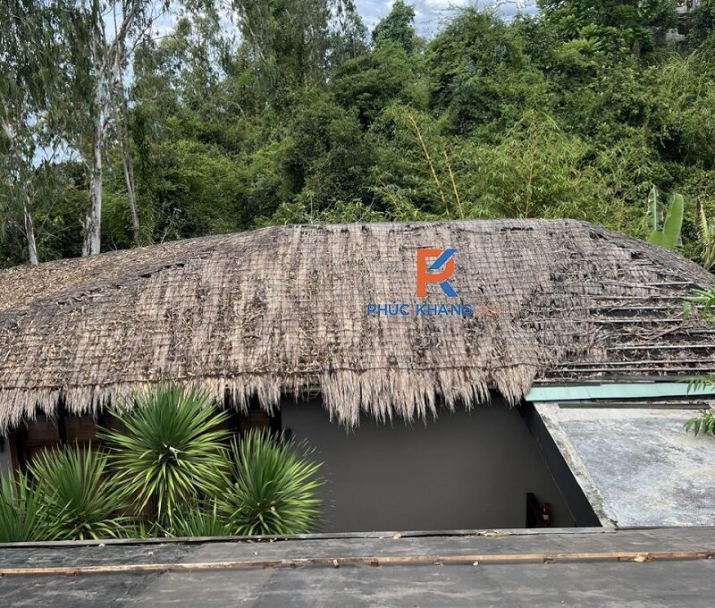 Từ Làng Quê Đến Resort 5 Sao: Hành Trình "Biến Hình" Của Lá Dừa Nhân Tạo 1 Công trình lá dừa tự nhiên mục nát sau một thời gian sử dụng