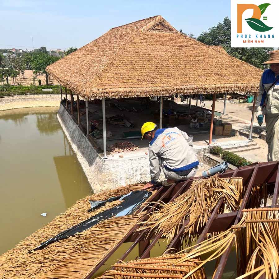 Mật Độ Lợp Rơm Nhân Tạo Là Bao Nhiêu? 5, 10 Hay 15 Tấm/m²? 3 Thi công rơm nhân tạo cho biệt thự sân vườn ven hồ