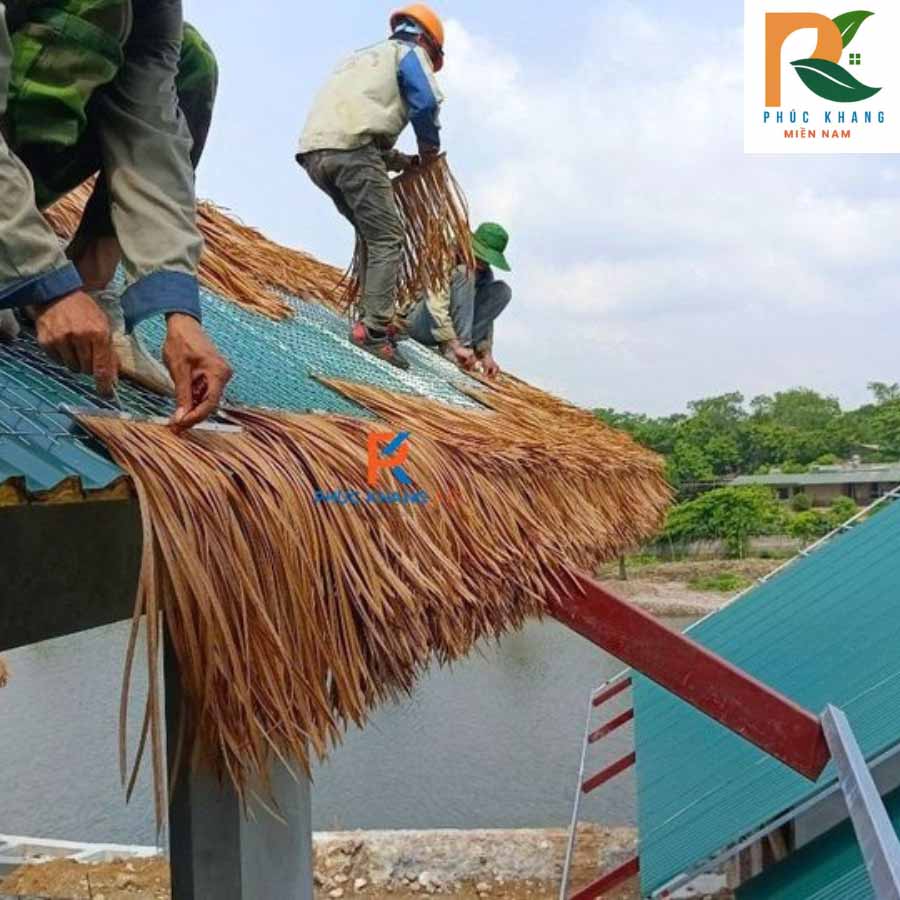 Mật Độ Lợp Rơm Nhân Tạo Là Bao Nhiêu? 5, 10 Hay 15 Tấm/m²? 4 Dùng lưới mạ kẽm thay thanh thép hộp khi lợp rơm nhân tạo trên mái phụ (mái tôn/bê tông).