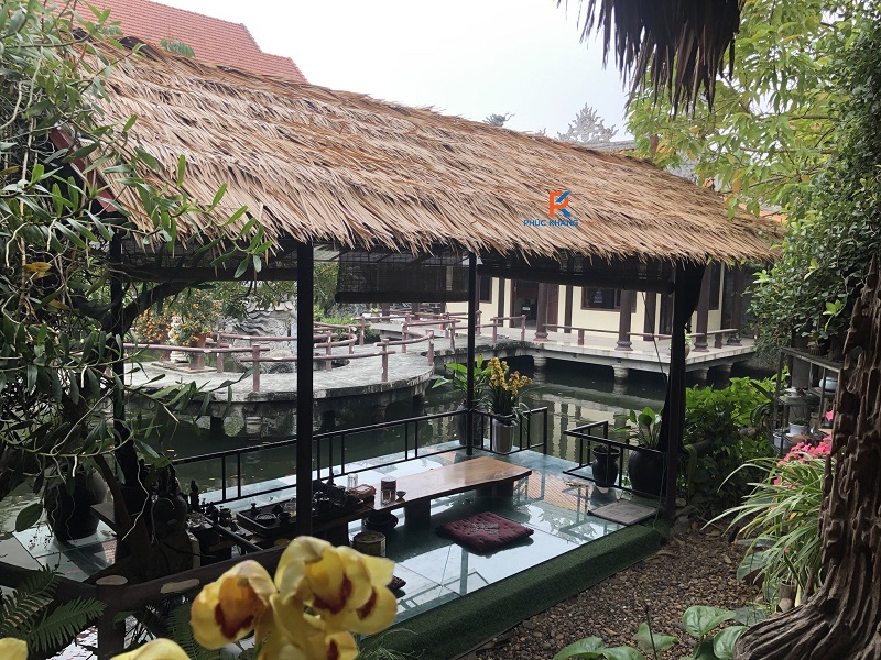 Từ Làng Quê Đến Resort 5 Sao: Hành Trình "Biến Hình" Của Lá Dừa Nhân Tạo 4 Mái lá nhân tạo tại chòi mát sân vườn nhà