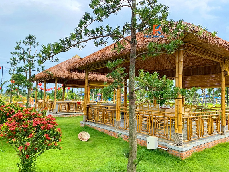 Từ Làng Quê Đến Resort 5 Sao: Hành Trình "Biến Hình" Của Lá Dừa Nhân Tạo 5 Mái lá nhân tạo dùng cho không gian nhà hàng sân vườn