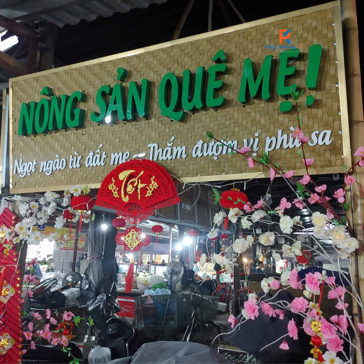 Giải Pháp Trọn Gói Mành Nhân Tạo – Trang Trí Nhà Hàng 2025 5 Thi công mành nhân tạo trang trí biển hiệu nhà hàng
