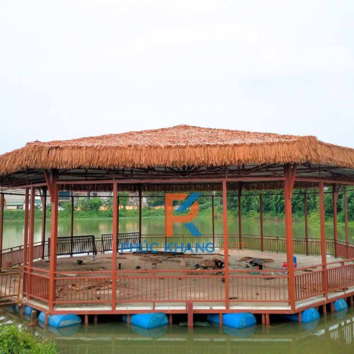 Giải Pháp Lợp Mái Lá Nhân Tạo Trên Mái Tôn – Ứng Dụng Thực Tế Tại Học Viện Nông Nghiệp 2025 6 Một trong những công trình nhà nổi đầu tiên tại Học viện Nông nghiệp hoàn tất với mái lá nhân tạo.