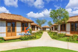 Hàng trăm căn nghỉ dưỡng sử dụng mái tranh nhân tạo