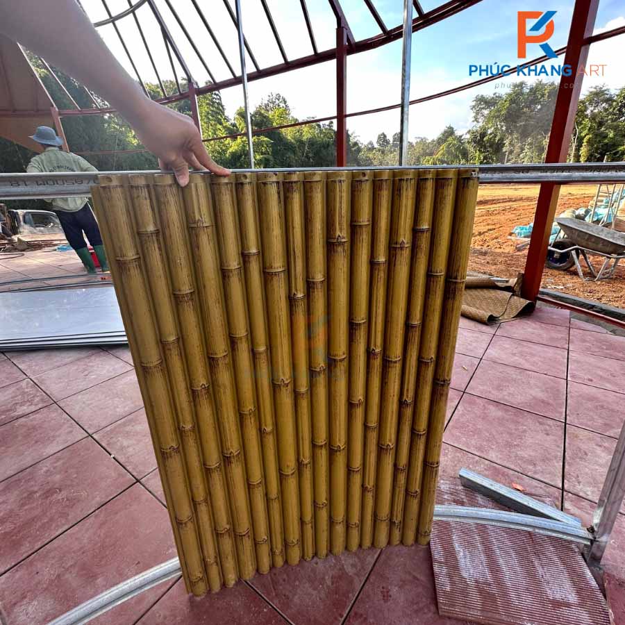 4 Lưu Ý Khi Thi Công Tấm Tre Nhân Tạo Trên Khung 2 Ốp tấm tre nhân tạo vào khung thép hộp