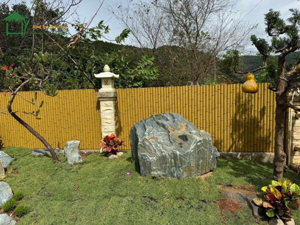 7 Gợi Ý Chọn Tre Nhân Tạo Phù Hợp Từng Không Gian Sử Dụng – Bảng Giá Chi Tiết 10 Ảnh thực tế khách sử dụng tấm tre nhân tạo ốp rào - Lâm Đồng