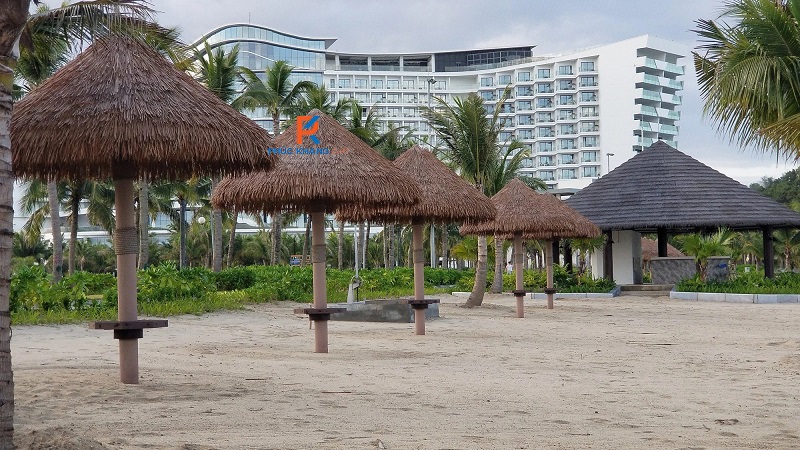 7 Không Gian Ứng Dụng Rơm Nhân Tạo Khiến Bất Kỳ Ai Cũng Muốn Check-in 6 Dù rơm bãi biển