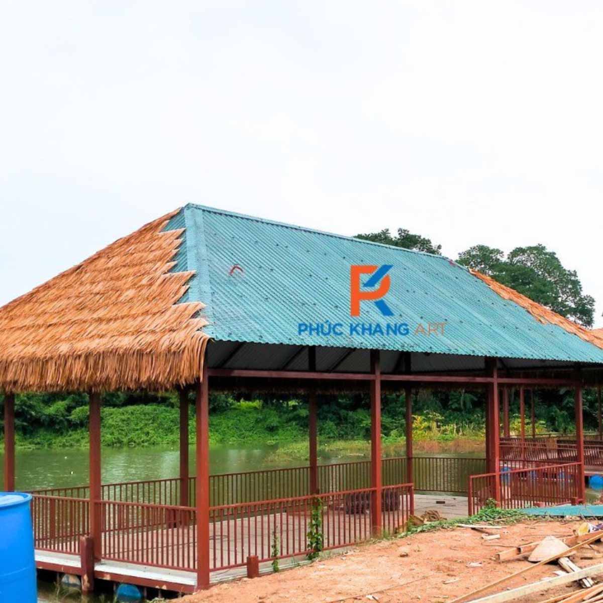 Giải Pháp Lợp Mái Lá Nhân Tạo Trên Mái Tôn – Ứng Dụng Thực Tế Tại Học Viện Nông Nghiệp 2025 5 Rơm nhân tạo lợp trên mái tôn tại Học viện Nông nghiệp