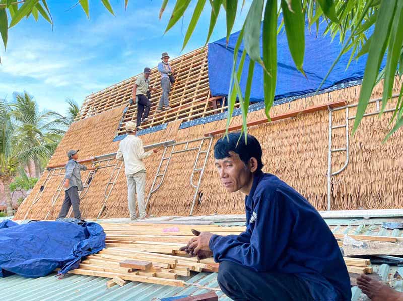 Dự án cải tạo mái rơm tự nhiên thành mái rơm nhân tạo tại Quảng Ngãi 2025 9 Thi công Lá nhân tạo trên khung gỗ có sử dụng màng chống thấm