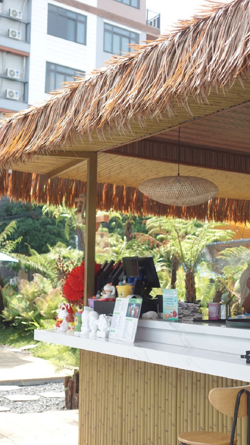 7 Không Gian Ứng Dụng Rơm Nhân Tạo Khiến Bất Kỳ Ai Cũng Muốn Check-in 5 Quầy nước decor mái lá nhân tạo