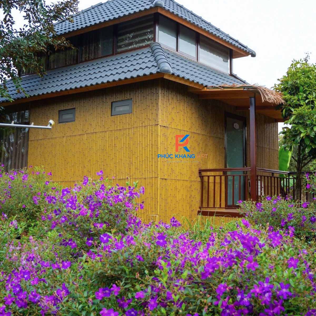 5 Lợi Ích Vượt Trội Của Tre Nhựa So Với Tre Tự Nhiên 4 Homestay sử dụng tấm tre nhân tạo ốp tường mặt tiền