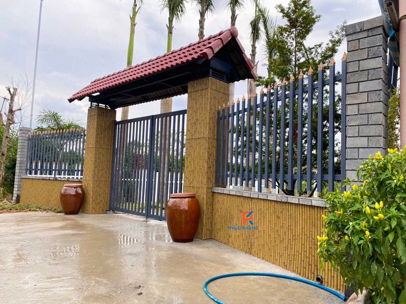 Top 10 Ứng Dụng Của Tấm Ốp Tre Nhân Tạo Trong Thiết Kế Cảnh Quan Kiến Trúc 5 Tấm tre nhân tạo ốp cổng nhà