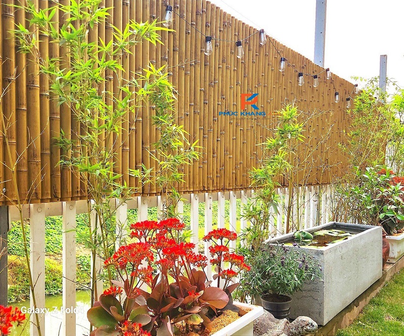 Top 10 Ứng Dụng Của Tấm Ốp Tre Nhân Tạo Trong Thiết Kế Cảnh Quan Kiến Trúc 3 Tấm ốp tre nhân tạo ốp hàng rào sân vườn