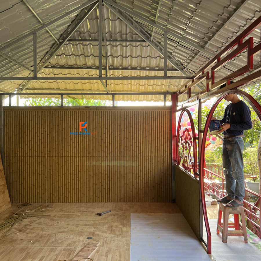 4 Lưu Ý Khi Thi Công Tấm Tre Nhân Tạo Trên Khung 1 Thi công vách tấm tre nhân tạo trong công trình thực tế