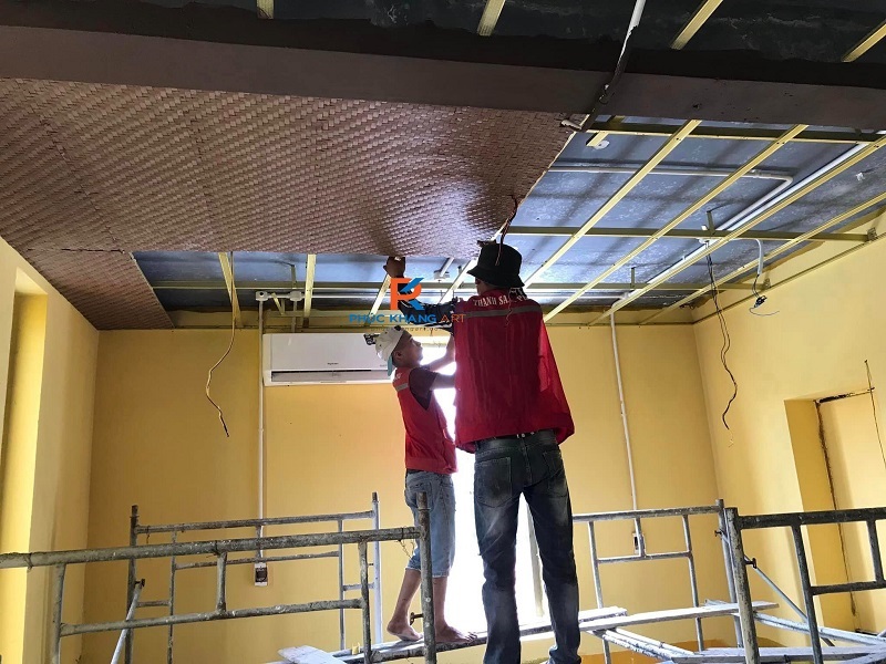 Samdal-ri House Hòa Bình 2025 Trần Cót Ép Nhân Tạo Giải Pháp Thẩm Mỹ Và Bền Bỉ 6 Thi công mành cót ép vô cùng đơn giản