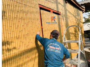 Tấm tre nhựa nguyên sinh đang được thợ thi công