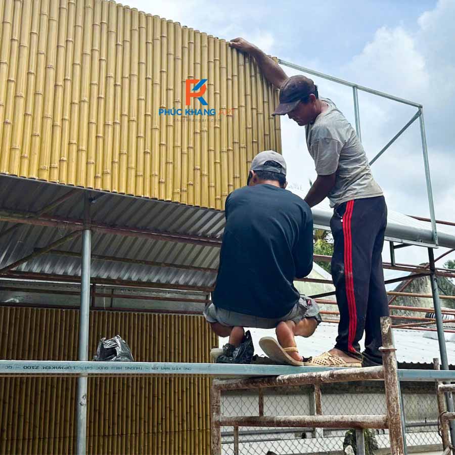 2 Phương Án Thi Công Tấm Tre Nhân Tạo Phổ Biến Hiện Nay 3 Thi công tấm tre nhân tạo