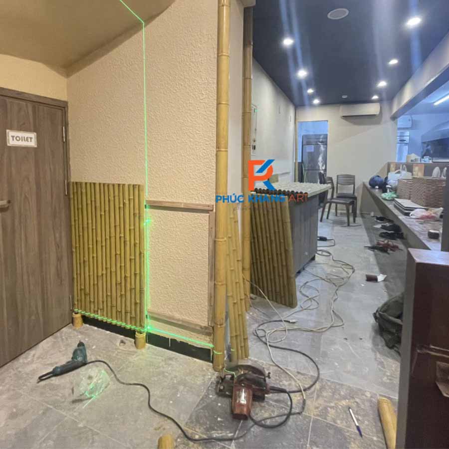 2 Phương Án Thi Công Tấm Tre Nhân Tạo Phổ Biến Hiện Nay 4 Thi công vách tre nhựa