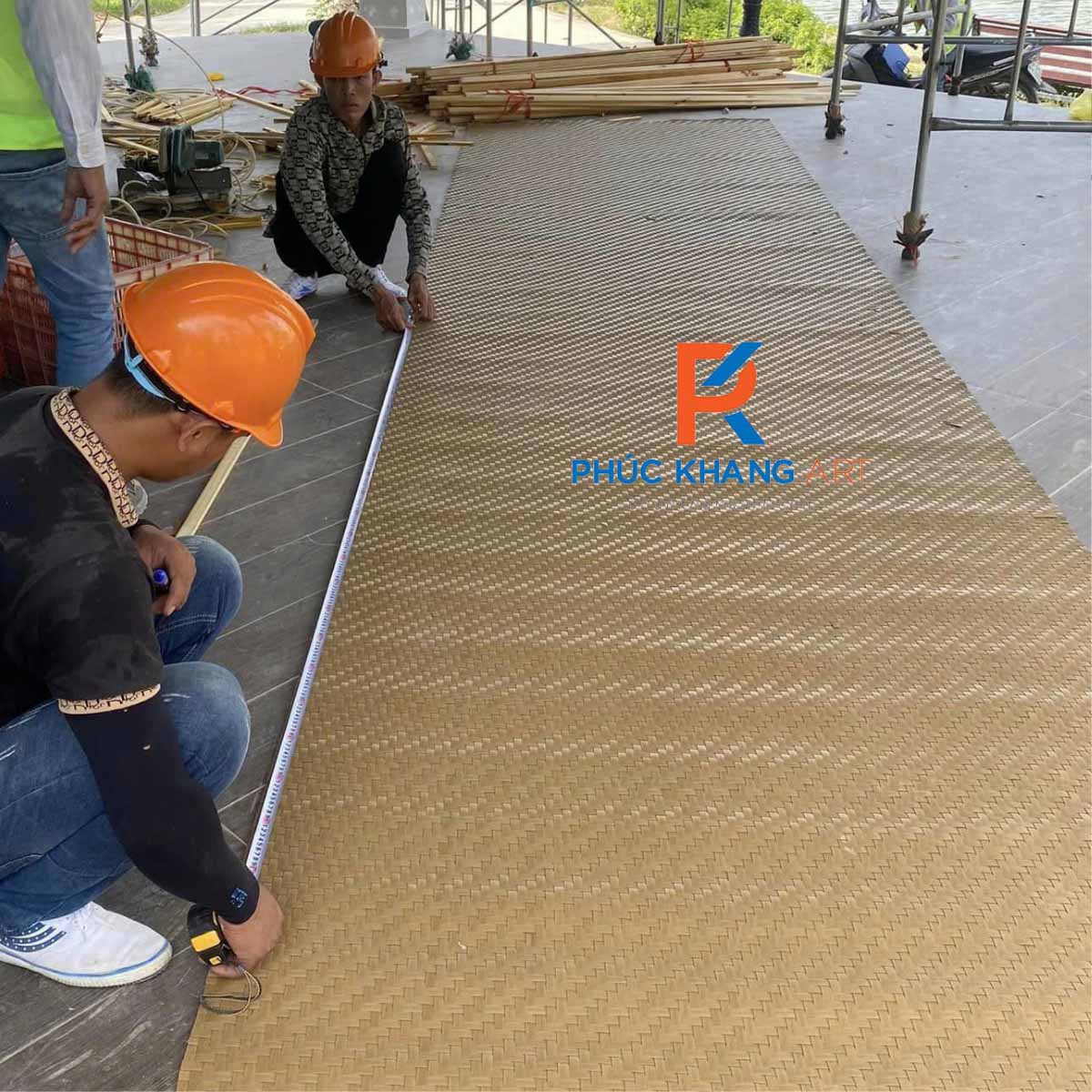Giải Pháp Trọn Gói Mành Nhân Tạo – Trang Trí Nhà Hàng 2025 6 Đội ngũ romtrenhantao thi công mành nhân tạo trọn gói