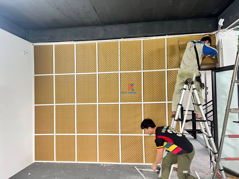 Cót Ép Nhân Tạo Và Câu Chuyện Tái Sinh Vẻ Đẹp Mộc Mạc Trong Không Gian Hiện Đại, Chuẩn Gu 2025 5 Thi công vách ngăn cót ép nhân tạo