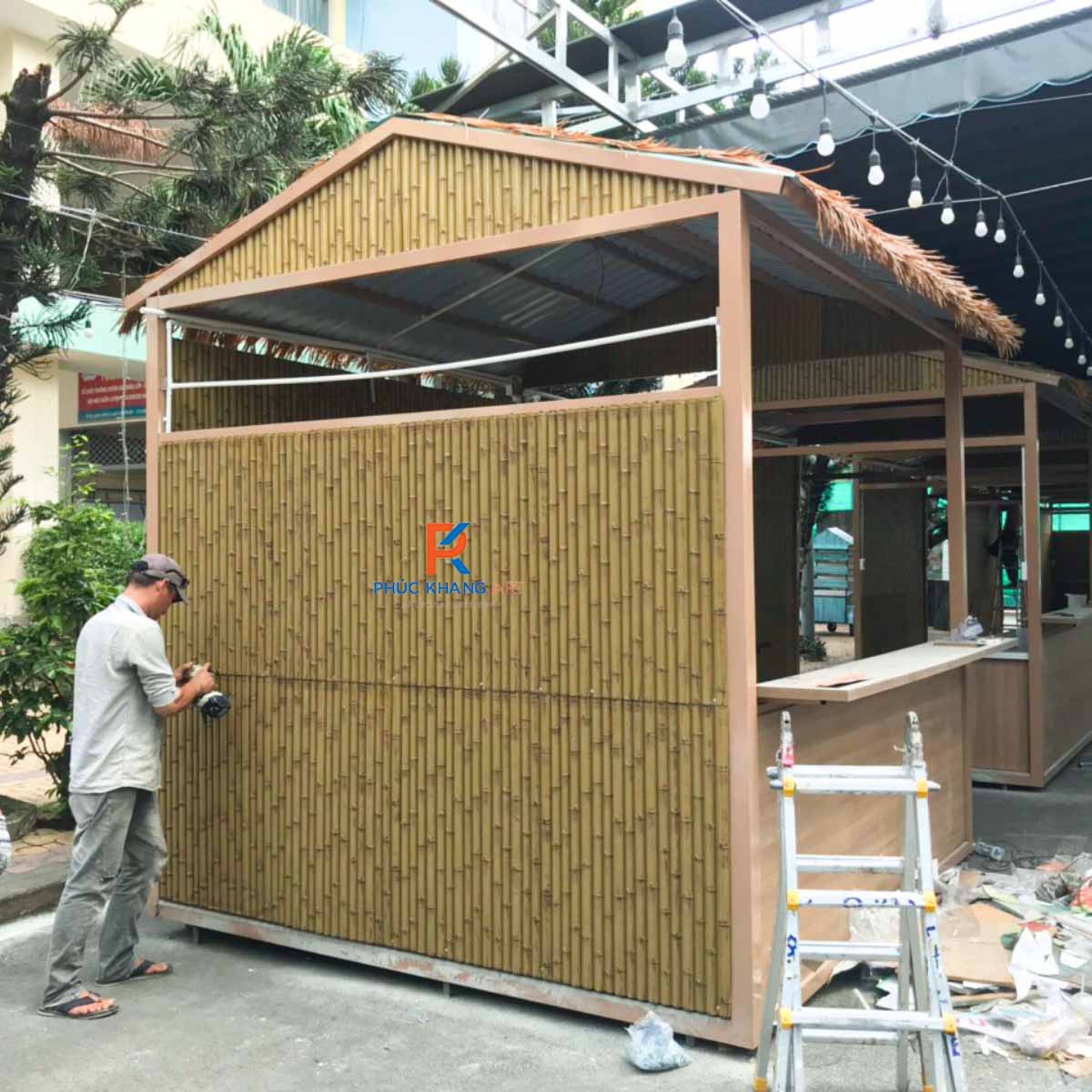 5 Lý Do Nên Dùng Tre Nhân Tạo Trang Trí Sân Vườn Thay Vì Tre Thật 6 Lắp đặt vách tre nhân tạo sân vườn ngoài trời