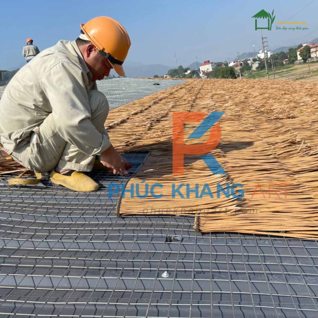 Rơm Nhân Tạo - Xu Thế Lợp Mái Rơm Năm 2025 9 Thợ lợp rơm nhân tạo trên mái tôn