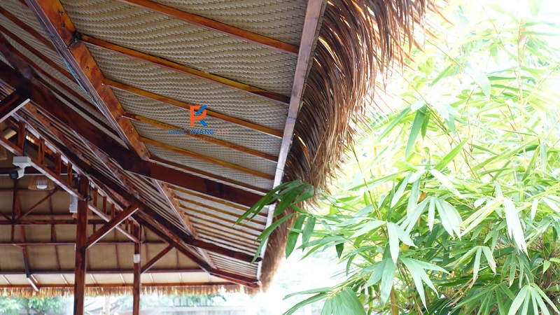 Cót Ép Nhân Tạo Và Câu Chuyện Tái Sinh Vẻ Đẹp Mộc Mạc Trong Không Gian Hiện Đại, Chuẩn Gu 2025 7 Trần cót nhân tạo tại không gian nhà hàng sân vườn