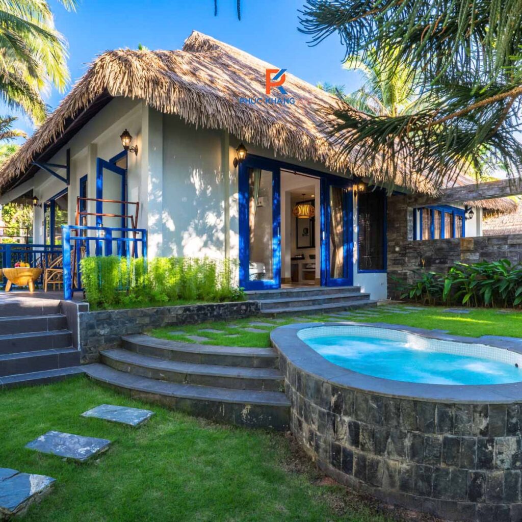 Rơm Nhân Tạo - Xu Thế Lợp Mái Rơm Năm 2025 6 Nhà lợp rơm nhân tạo trong khu resort sinh thái