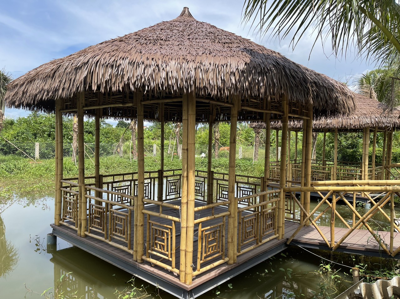 Chòi Rơm Nhân Tạo – Xu Hướng Thiết Kế Độc Đáo Năm 2025 8 Lý tưởng cho quán café sân vườn, homestay hay khu resort. Thiết kế mái hình nón, kết hợp bàn ghế tre mây tạo cảm giác thư giãn, gần gũi thiên nhiên.