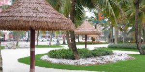 Hai chòi nghỉ nhỏ lợp rơm nhựa trong khuôn viên resort