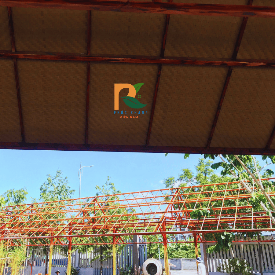 Trần Cót Ép Tại Vạn Phúc – Giải Pháp Trang Trí Mộc Mạc Cho Quán Nhậu Hồ Sen Thủ Đức 2025 1 Khu đô thị Vạn Phúc (TP. Thủ Đức) không chỉ nổi tiếng bởi quy mô và không gian sinh thái ven sông hiện đại, mà còn là điểm đến của hàng loạt quán ăn, quán nhậu mang phong cách gần gũi thiên nhiên. Trong đó, quán nhậu Hồ Sen là công trình nổi bật khi lựa chọn trần cót ép tại Vạn Phúc làm điểm nhấn thiết kế, tạo nên không gian mộc mạc, ấm cúng nhưng vẫn đầy cuốn hút.