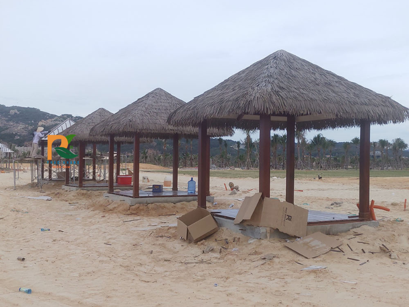 Rơm Nhân Tạo Tại Khánh Hòa – Giải Pháp Trang Trí Và Chống Nóng Hiệu Quả Cho Mọi Công Trình 2025 1 Trong điều kiện khí hậu nắng nóng quanh năm như ở Khánh Hòa, việc lựa chọn vật liệu xây dựng vừa có tính thẩm mỹ cao, vừa giúp cách nhiệt hiệu quả là điều vô cùng quan trọng. Một trong những giải pháp đang được ưa chuộng hiện nay chính là rơm nhân tạo tại Khánh Hòa – vật liệu mới thay thế rơm tự nhiên với nhiều ưu điểm vượt trội.