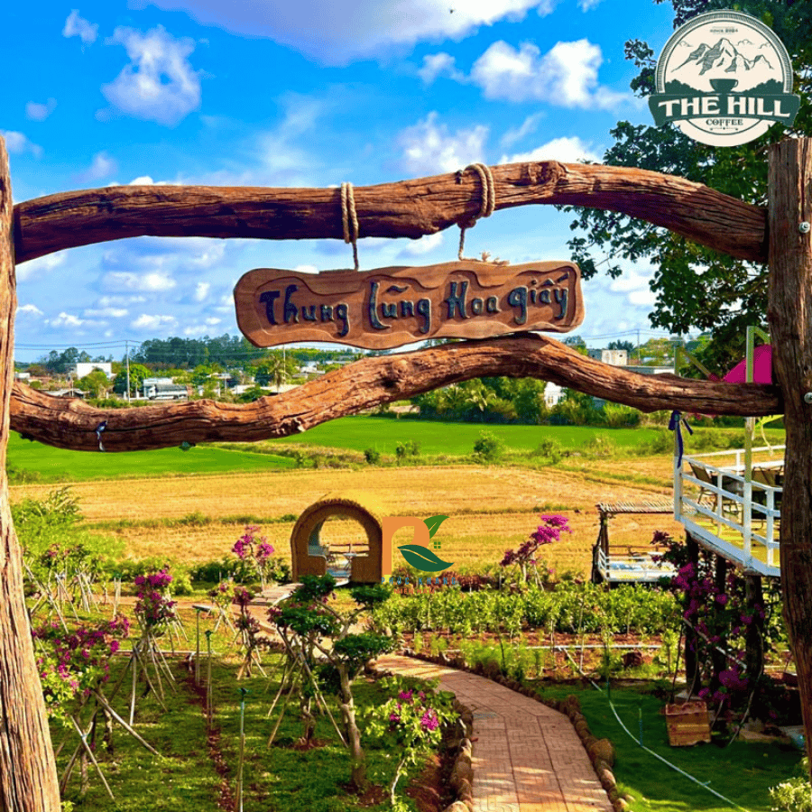 The Hill Coffee & Camping – Không Gian Chill Với Thảm Rơm Nhân Tạo Bền Đẹp 2025 1 Trong vài năm trở lại đây, mô hình du lịch nghỉ dưỡng kết hợp trải nghiệm thiên nhiên như The Hill Coffee & Camping đang trở thành xu hướng tại Việt Nam. Với phong cách thiết kế Rustic – Boho đầy ấn tượng, nơi đây không chỉ thu hút giới trẻ bởi không gian sống ảo độc đáo mà còn bởi sự sáng tạo trong việc lựa chọn vật liệu xây dựng. Một trong những điểm nhấn nổi bật chính là việc sử dụng thảm rơm nhân tạo – giải pháp vật liệu vừa thẩm mỹ vừa bền vững, mang đến cảm giác gần gũi thiên nhiên nhưng lại dễ dàng thi công và bảo trì.