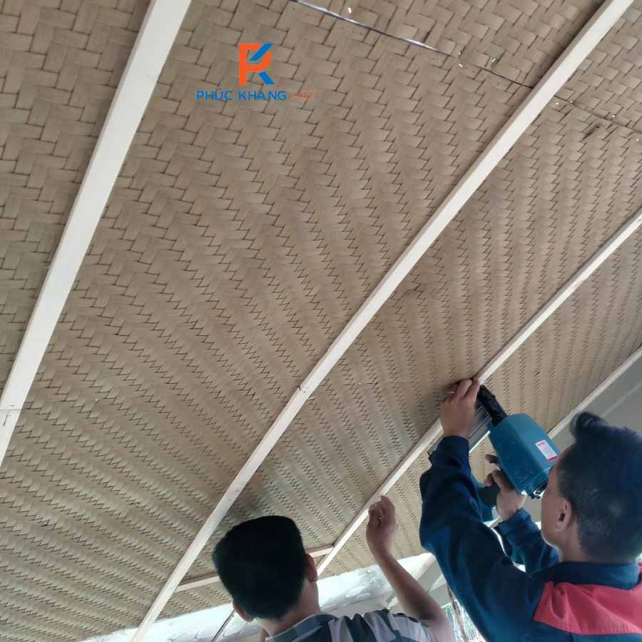 5 Bước Thi Công Cót Ép Nhân Tạo Trên Trần Tôn 5 Công nhân đang thi công cót ép