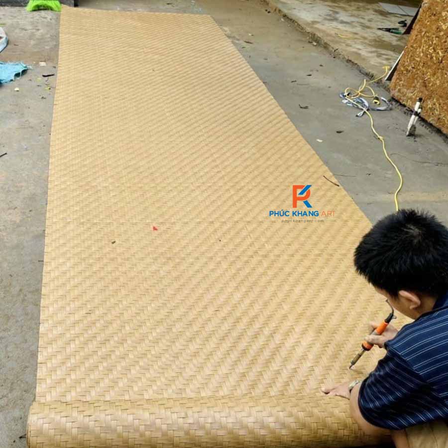 5 Bước Thi Công Cót Ép Nhân Tạo Trên Trần Tôn 4 Công đoạn cắt cót nhân tạo theo kích thước