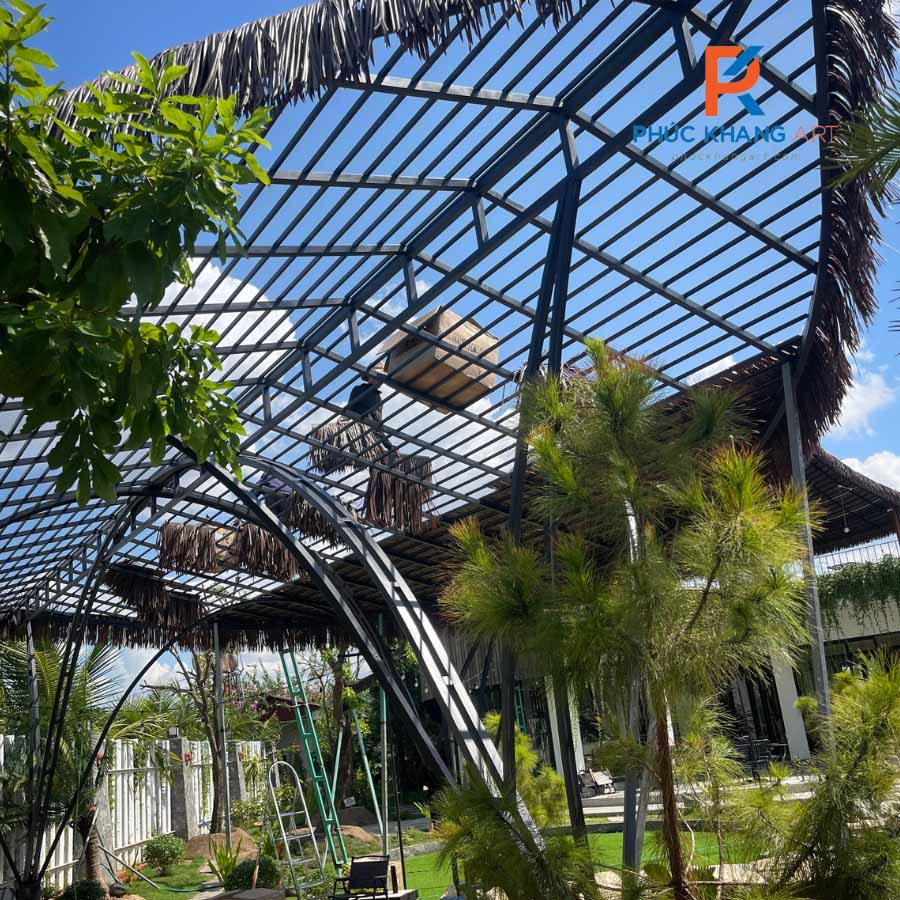 Rơm Nhân Tạo Gia Lai – Dự Án Gần 4000 Rấm Tại Athena Coffee 5 Khung thép hộp được thợ dựng lên