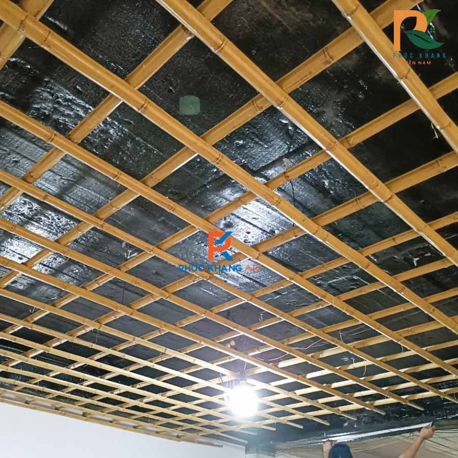 6 Ứng Dụng Phổ Biến Của Ống Tre Nhân Tạo – Vật Liệu Trang Trí Đa Năng, Bền Bỉ Với Thời Gian 3 Trang trí trần bằng ống tre nhân tạo