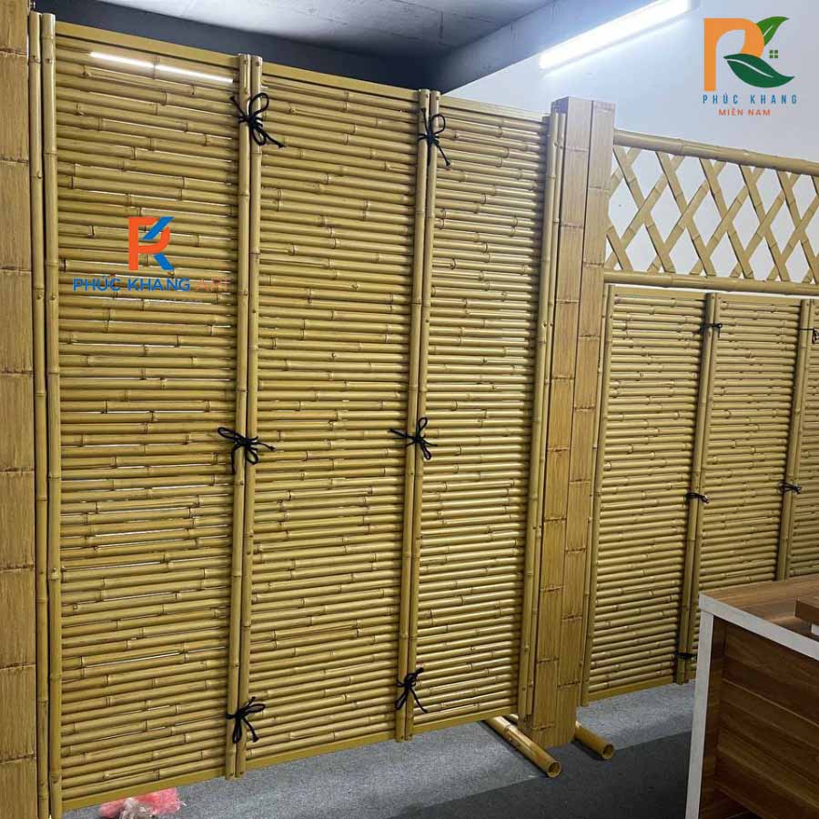 6 Ứng Dụng Phổ Biến Của Ống Tre Nhân Tạo – Vật Liệu Trang Trí Đa Năng, Bền Bỉ Với Thời Gian 4 Tre decor vách văn phòng