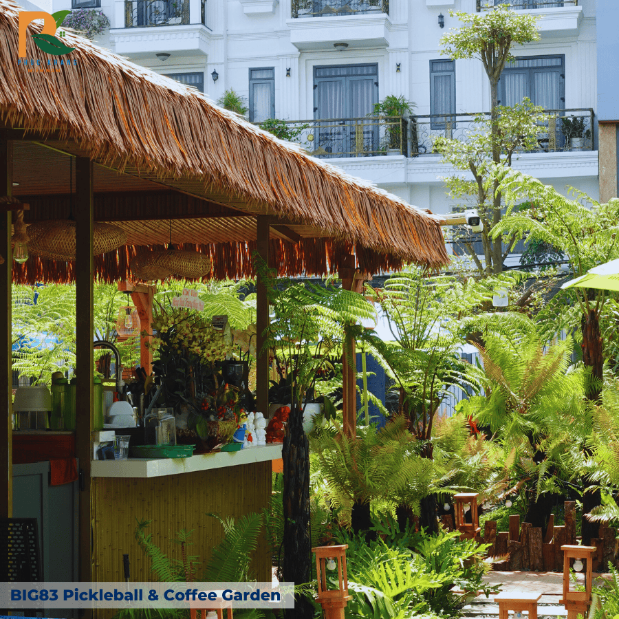 BIG83 Pickleball & Coffee Garden – Không Gian Thể Thao & Cafe Mộc Mạc Với Rơm Nhân Tạo Và Tre Nhân Tạo 2025 9 Rơm nhân tạo là dòng vật liệu được mô phỏng từ lá rơm, lá cọ, lá tranh tự nhiên, nhưng được sản xuất bằng nhựa nguyên sinh HDPE kết hợp phụ gia chống tia UV, chống cháy và chống mục. Đây là lựa chọn hàng đầu cho các công trình ngoài trời, đặc biệt là mái hiên, chòi nghỉ, quầy cafe sân vườn.