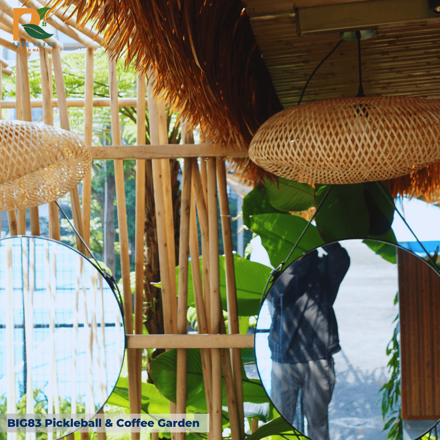 BIG83 Pickleball & Coffee Garden – Không Gian Thể Thao & Cafe Mộc Mạc Với Rơm Nhân Tạo Và Tre Nhân Tạo 2025 17 Kết hợp rơm và tre nhân tạo