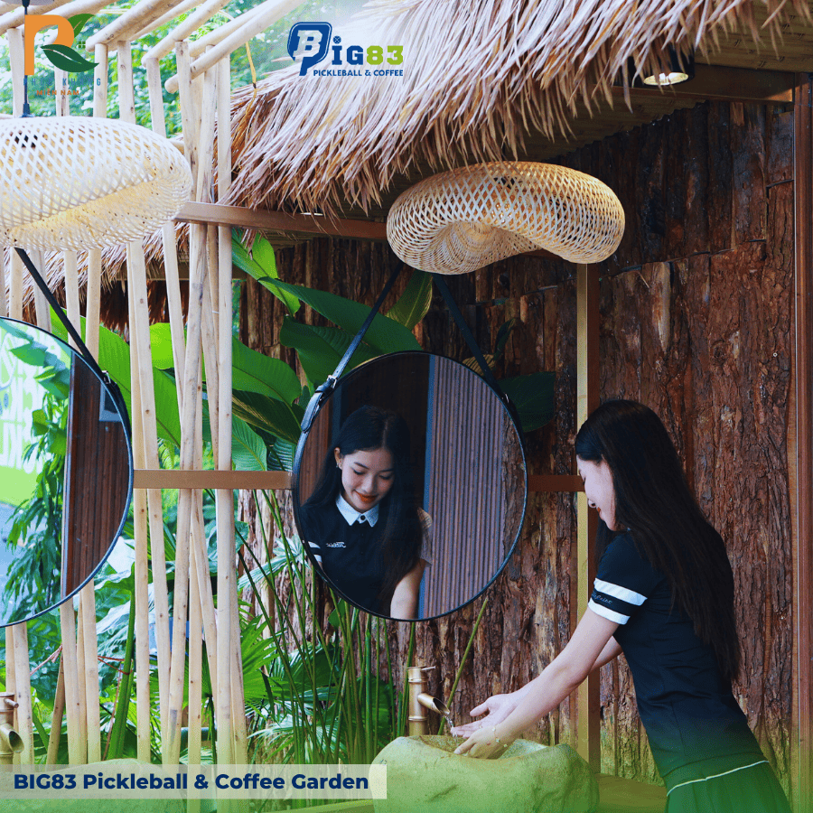 BIG83 Pickleball & Coffee Garden – Không Gian Thể Thao & Cafe Mộc Mạc Với Rơm Nhân Tạo Và Tre Nhân Tạo 2025 10 Thẩm mỹ mộc mạc: Gần như giống thật 95%, mô phỏng được độ rủ tự nhiên của mái lá.