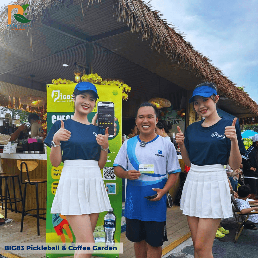 BIG83 Pickleball & Coffee Garden – Không Gian Thể Thao & Cafe Mộc Mạc Với Rơm Nhân Tạo Và Tre Nhân Tạo 2025 8 Trong xu hướng kiến trúc hiện đại, việc kết hợp yếu tố thiên nhiên vào không gian sống và giải trí không còn là điều xa lạ. Thay vì chỉ sử dụng cây xanh, nhiều mô hình mới còn tái hiện chất liệu truyền thống như rơm, tre, lá cọ… bằng vật liệu nhân tạo thông minh. Tại TP.HCM, BIG83 Pickleball & Coffee Garden chính là một trong những dự án tiên phong ứng dụng rơm nhân tạo và tre nhân tạo để tạo dựng không gian cafe thể thao độc đáo, bền vững và đầy chất thi vị.