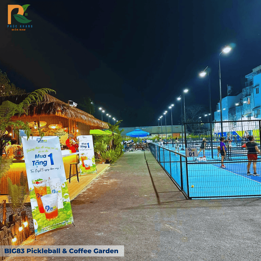 BIG83 Pickleball & Coffee Garden – Không Gian Thể Thao & Cafe Mộc Mạc Với Rơm Nhân Tạo Và Tre Nhân Tạo 2025 14 kết hợp giữa rơm nhân tạo và tre nhân tạo tại BIG83