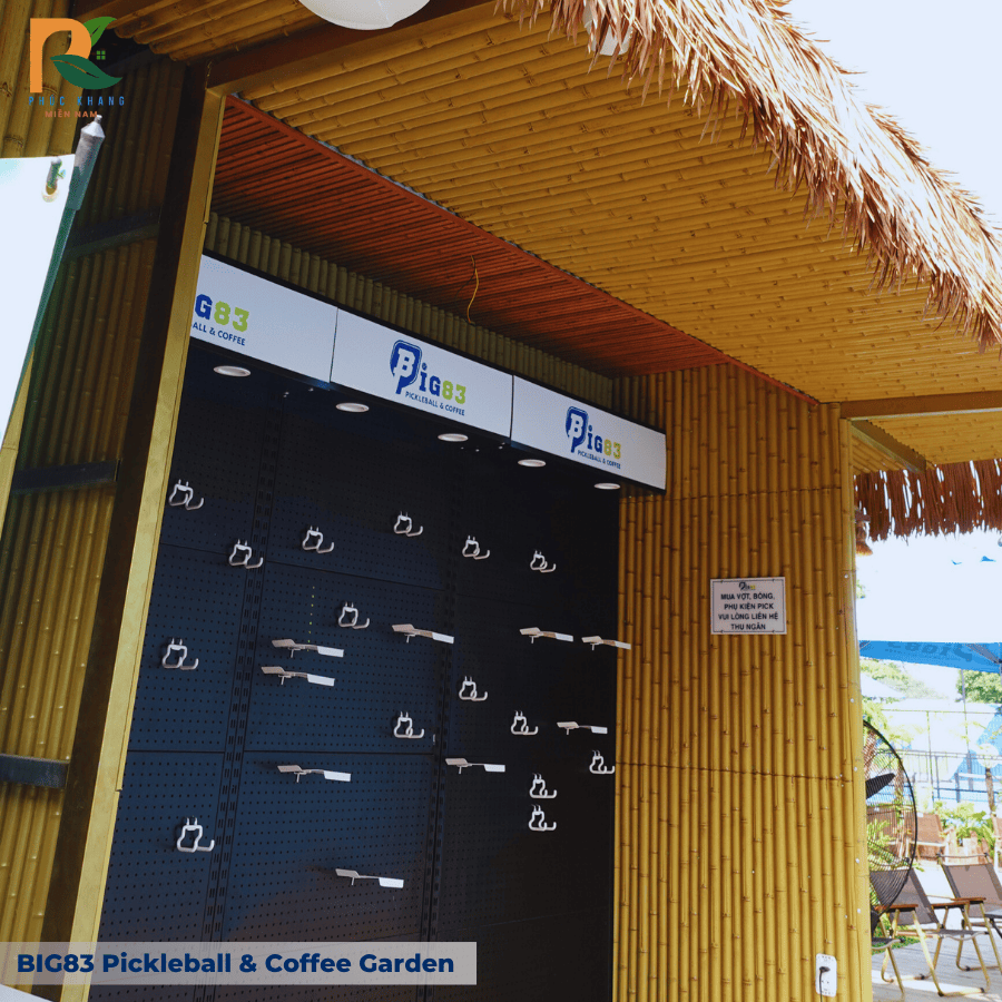 BIG83 Pickleball & Coffee Garden – Không Gian Thể Thao & Cafe Mộc Mạc Với Rơm Nhân Tạo Và Tre Nhân Tạo 2025 13 kết hợp giữa rơm nhân tạo và tre nhân tạo tại BIG83