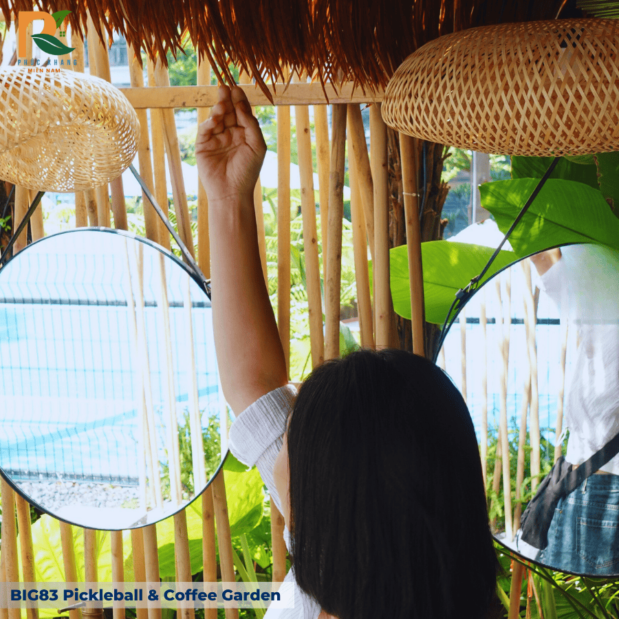 BIG83 Pickleball & Coffee Garden – Không Gian Thể Thao & Cafe Mộc Mạc Với Rơm Nhân Tạo Và Tre Nhân Tạo 2025 15 kết hợp giữa rơm nhân tạo và tre nhân tạo tại BIG83