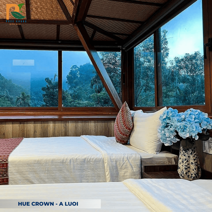 Cót Ép Nhân Tạo Tại Hue Crown – A Lưới: Vật Liệu Trang Trí Bền Đẹp Cho Không Gian Sinh Thái 2025 4 Các chòi nghỉ tại Hue Crown sử dụng cót ép nhân tạo dệt ngang, thi công trực tiếp lên hệ khung sắt hộp. Màu vàng rơm tạo hiệu ứng ánh sáng dịu nhẹ vào ban đêm và giữ sự thoáng mát ban ngày.